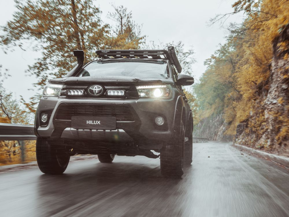 LAZER LAMPS Toyota Hilux (2017-2020) - Grille Mount Kit (includes: 2x Triple-R 750 Beacon, 1x Grille Mount Brackets, 1x 2L-LP-6C-120)